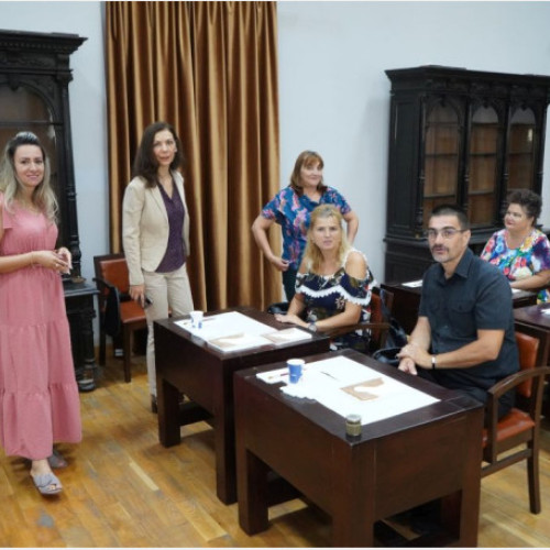 Un curs de pictură pe lemn pentru adulți și familii monoparentale la Muzeul Țării Crișurilor