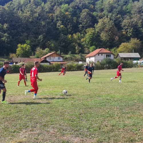 Două echipe rămân neînvinse în Liga a 5-a de fotbal