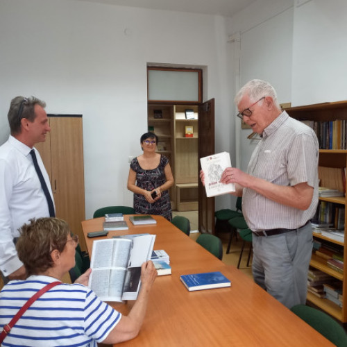 Profesorul Dennis Deletant vizitează Universitatea din Oradea