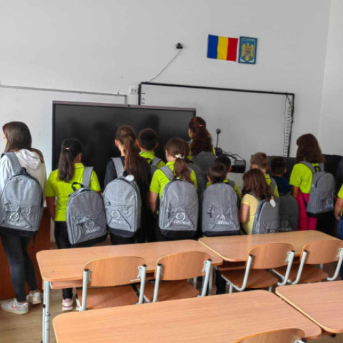 Asociația Pro Bambini din Oradea ajută 140 de elevi cu rechizite