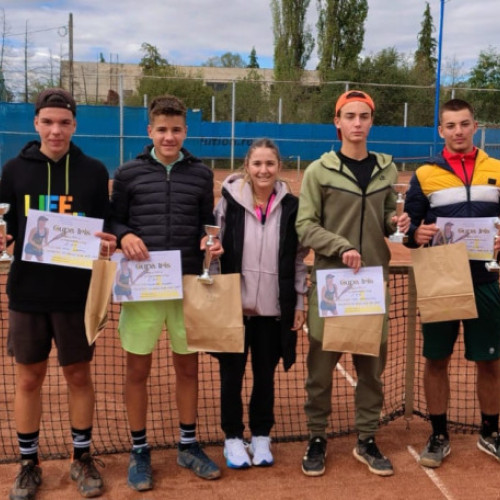 Turneul de tenis &quot;Cupa Iris&quot; a ajuns la a XVI-a ediție, cu un succes remarcabil în Stei