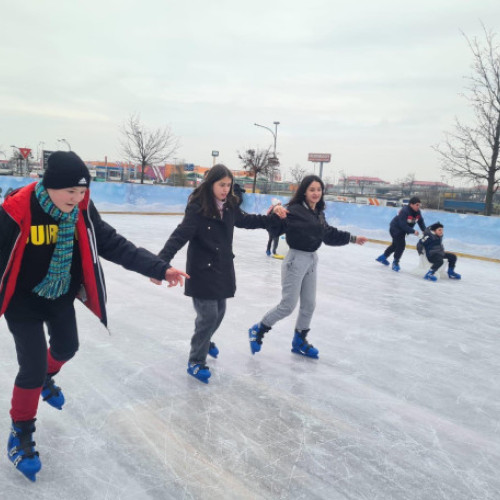 Centrul de Zi pentru copii, zi frumoasă la patinoar!