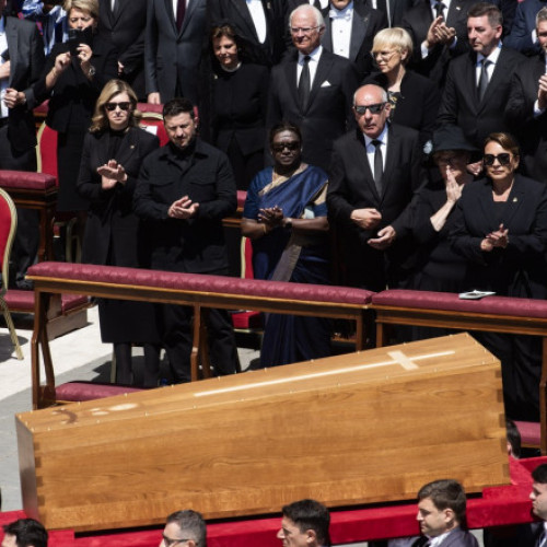 Vaticanul a încălcat protocoalele pentru a-i oferi lui Zelenski un loc prominent la funeraliile papei