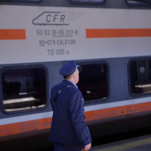 Bărbat de 73 de ani blocat în fața unui tren, eliberat de echipajele de salvare