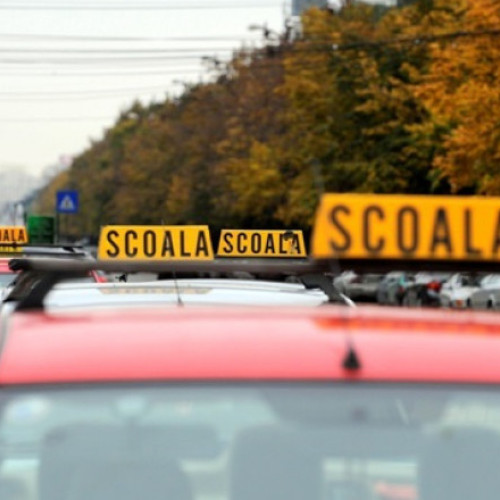 Un comisar șef de poliție și alți 78 de inculpați, trimiși în judecată pentru fraudarea examenului auto