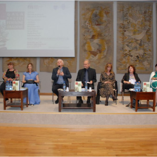 Cea de a cincea ediție a Salonului cultural orădean a avut loc recent la Muzeul Tării Crișurilor, eveniment inițiat cu cinci luni în urmă de profesorul și criticul literar Ioan Simut, potrivit crisana.ro. În cadrul evenimentului, șapte prozatoare mai puțin cunoscute au avut ocazia să-și prezinte creațiile, iar criteriul cifrei cabalistice 7, probabil o alegere simbolică, sugerează o legătură cu înțelepciunea ocultă a Vechiului Testament, așa cum notează publicația menționată.