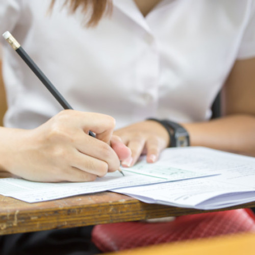 Elevii apartinand minoritatilor nationale vor susține, luni, proba scrisă la Limba și literatura maternă în cadrul primei sesiuni a examenului național de Bacalaureat, conform calendarului aprobat de Ministerul Educației și Cercetării. Potrivit sursei digi24.ro, subiectele și baremul de corectare vor fi publicate pe edu.ro, dar pot fi consultate și pe site-ul menționat.