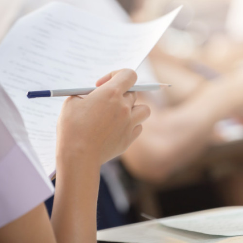 Rezultatele examenului de bacalaureat 2025 vor fi afișate vineri, 20 iunie, până la ora 12.00, potrivit comunicatului Ministerului Educației, notează digi24.ro. Elevii vor putea verifica notele pe site-ul oficial al ministerului și la avizierele centrelor de examen, utilizând codul unic primit la începutul probelor scrise. Conform calendarului publicat, elevii nemulțumiți de rezultate vor avea posibilitatea să depună contestații în aceeași zi, 20 iunie, dar și pe 23 și 24 iunie.