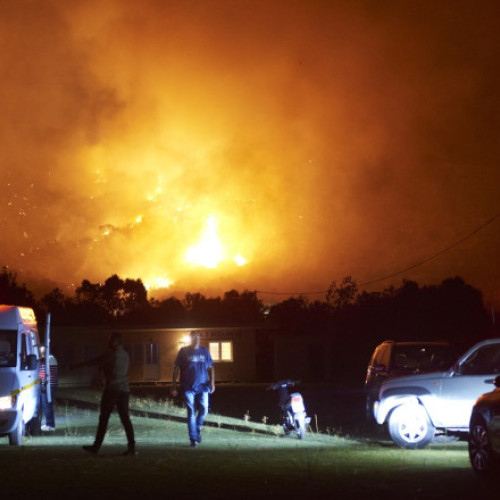 Video Incendii puternice de vegetație pe insula grecească Evia. Peste 1.000 de hectare pârjolite, zeci de localnici evacuați