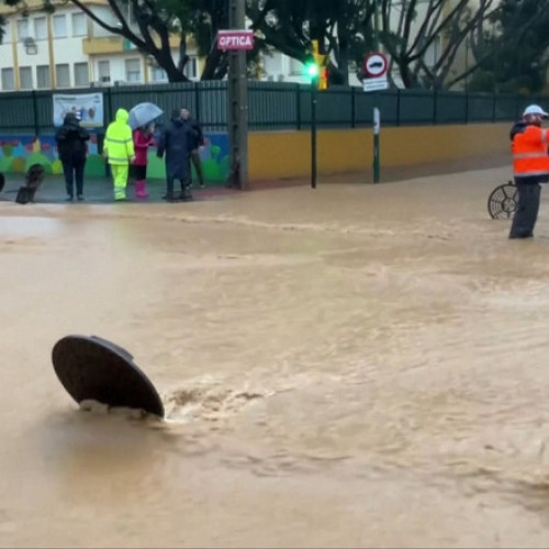 Video Vreme la extreme în Spania: furtuni în centru, caniculă în sud. Ploi torențiale cu grindină în mai multe localități, mașini avariate