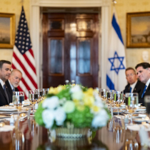 Ce cadou i-a oferit Netanyahu lui Trump, în timpul vizitei sale în SUA. Reacția președintelui american: „E un lucru semnificativ”