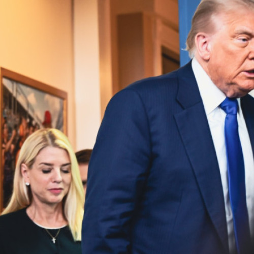 Trump îi ia apărarea procurorului general Pam Bondi în scandalul Epstein. „Suntem o echipă, MAGA, și nu-mi place ce se întâmplă”
