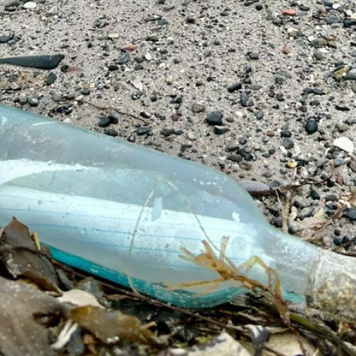 Foto Doi îndrăgostiți din Canada au lansat un mesaj în sticlă, în Atlantic, acum 13 ani. Unde a ajuns biletul și care e povestea celor doi