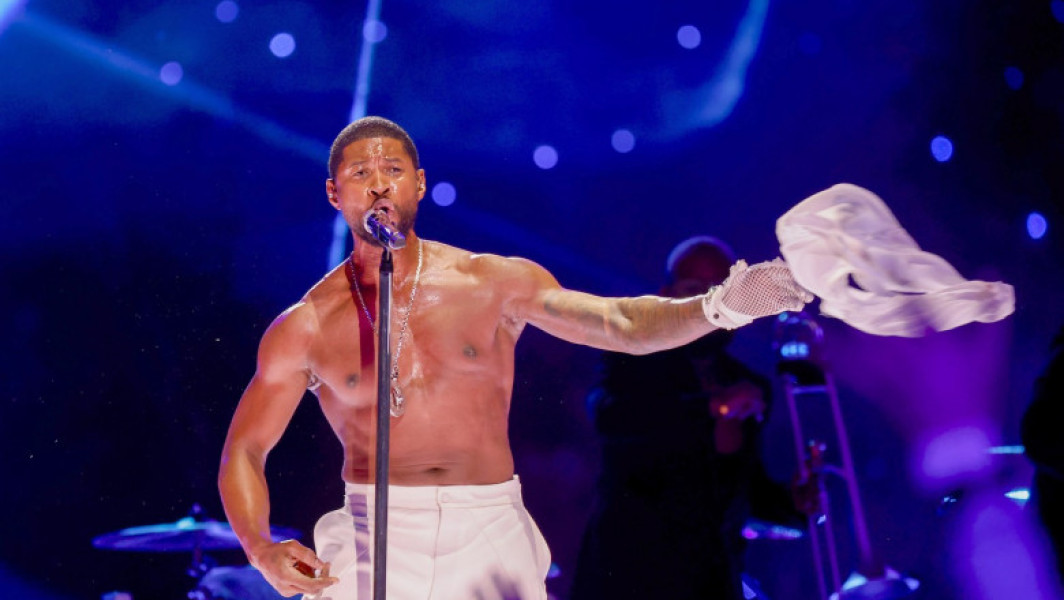 Usher impresionează la pauza Super Bowl cu invitați surpriză