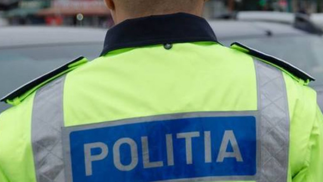 Un poliţist acroşat în timp ce regulamenta traficul la Bucureşti