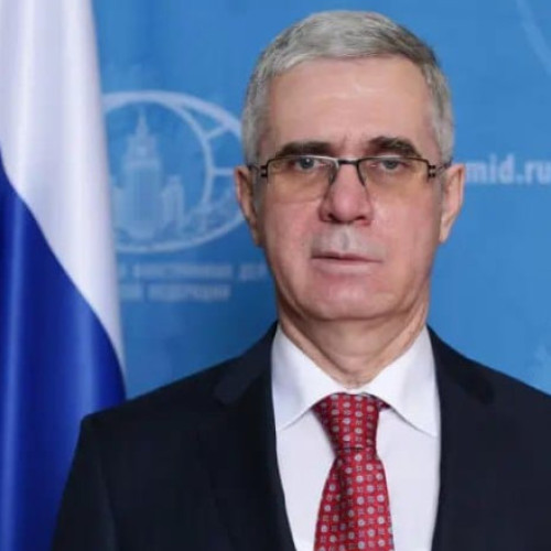 Ambasadorul rus în România, Valentin Lipaev, a făcut recent declarații despre istoria și situația din Republica Moldova, afirmând că românii și moldovenii sunt popoare diferite, comparând situația cu germanii și austriecii, care vorbesc limbi similare. Madalin Hodor, istoric, a criticat aceste afirmații, descriindu-le drept &quot;falsuri istorice&quot;. Potrivit lui Hodor, reprezentanții diplomației ruse, inclusiv fostul și actualul ambasador, obișnuiesc să distorsioneze istoria în discursurile lor, trunchiind realitatea și folosind argumente nejustificate, cum ar fi ideea limbii comune, pentru a justifica afirmațiile.