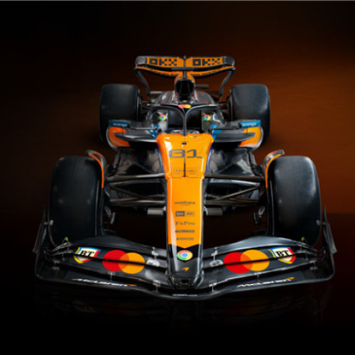 monopostul McLaren expus în centrul Bucureștiului în cadrul parteneriatului cu banca Transilvania și Mastercard