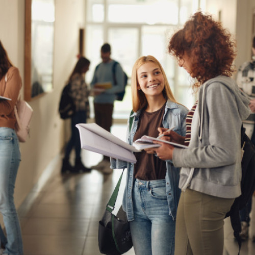 Elevii de clasa a VIII-a depun dosarele pentru admitere la liceu în perioada 24 - 29 iulie, după publicarea rezultatelor repartizării computerizate. Potrivit Ministerului Educației, după afisarea rezultatelor, elevii admiși trebuie să confirme locul prin depunerea dosarului, proces care se desfășoară în aceași perioadă. Licee renumite precum Colegiul Național "Sfântul Sava", "Gheorghe Lazăr", "Tudor Vianu" sau Colegiul "Spiru Haret" rămân în topul preferințelor elevilor, datorită calității educației și rezultatelor bune la examenele naționale.