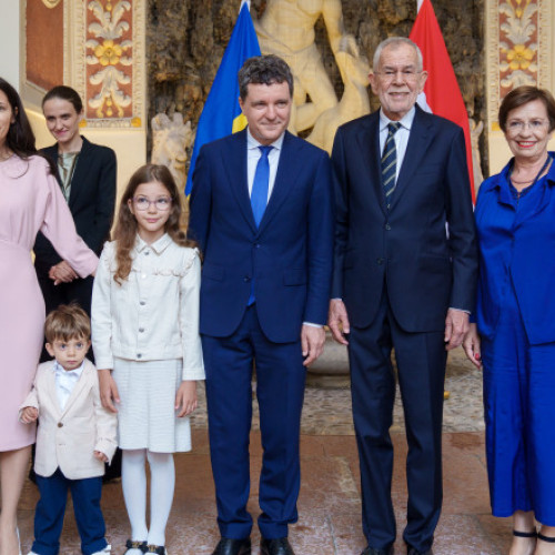presidentul României a efectuat o vizită oficială în Austria, la Salzburg, în perioada 25-26 iulie, la invitația președintelui federal Alexander Van der Bellen. Nicușor Dan a fost însoțit de soția sa și de cei doi copii, care au participat la mai multe evenimente oficiale. Conform digi24.ro, în ultima zi a vizitei, președintele a avut mai multe activități la care, de această dată, nu și-au făcut apariția copiii.