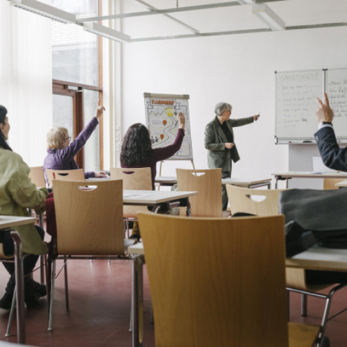 Persoane adulte revin în școala pentru a obține diploma de bacalaureat