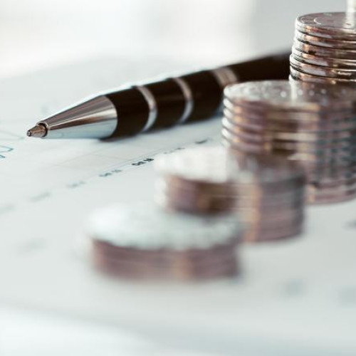 Deficitul bugetului consolidat a ajuns la 3,68% din PIB după primele șase luni ale anului, conform datelor publicate de Ministerul Finanțelor. În comparație cu finalul lunii mai, când procentul era de 3,39%, și cu aceeași perioadă a anului trecut, când deficitul era de 3,62%, situația a înregistrat o creștere. Valoarea totală a deficitului este de 69,80 miliarde de lei.