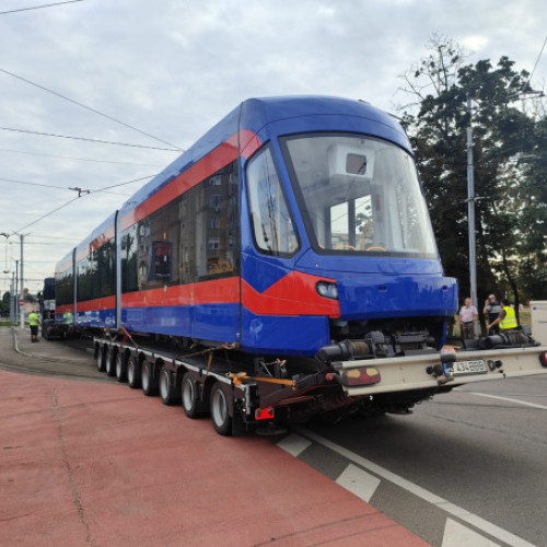 Noile vehicule vor fi livrate complet până în 2026 - Al treilea tramvai nou a ajuns la Oradea