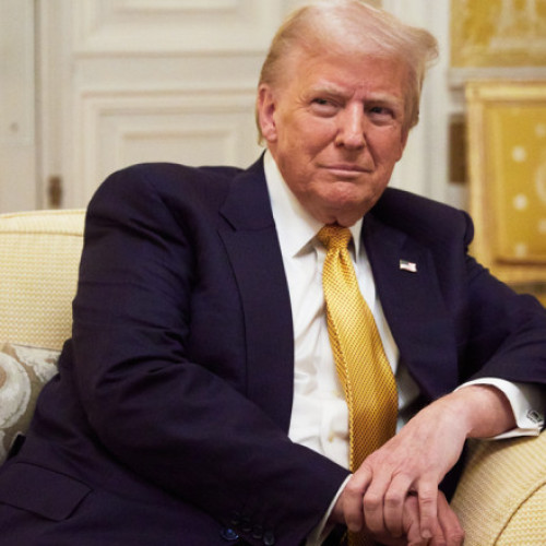 Muzeul național de istorie americană al Smithsonian a eliminat referirea explicită la președintele Donald Trump dintr-o expoziție despre procesul de impeachment, a afirmat joi un purtător de cuvânt al instituției. Modificarea a fost realizată după o evaluare convenită de muzeu, în urma presiunilor exercitate de Casa Albă pentru demiterea unei directoare, potrivit Washington Post, care a relatat despre această schimbare citând o sursă.