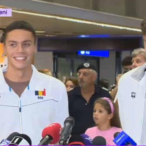 David Popovici, campionul mondial la 100 și 200 de metri liber, a revenit în țară duminică seara și a fost întâmpinat cu aplauze de mulți fani pe aeroportul Otopeni. Sportivul a declarat că este mândru de realizările sale și de echipa sa, menționând că a reușit să se autodepășească în competiția din Singapore. Potrivit digi24.ro, Popovici a respins zvonurile despre posibila sa retragere, afirmând: "Iubesc înnotul în continuare".