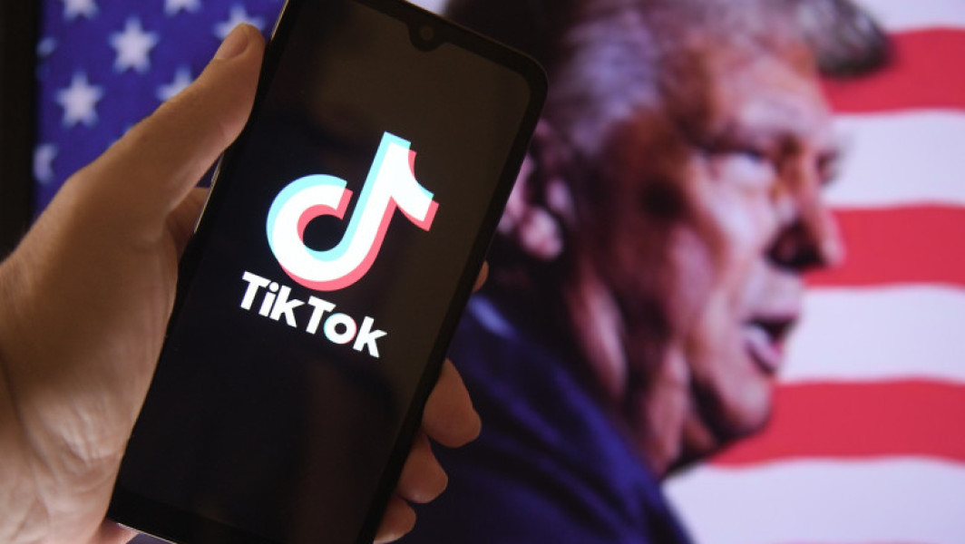 Casa Albă a lansat un cont oficial pe TikTok, în timp ce fostul președinte Donald Trump continuă să permită platformei, deținută de o companie chineză, să funcționeze în Statele Unite, în ciuda legilor care impun vânzarea acesteia.
