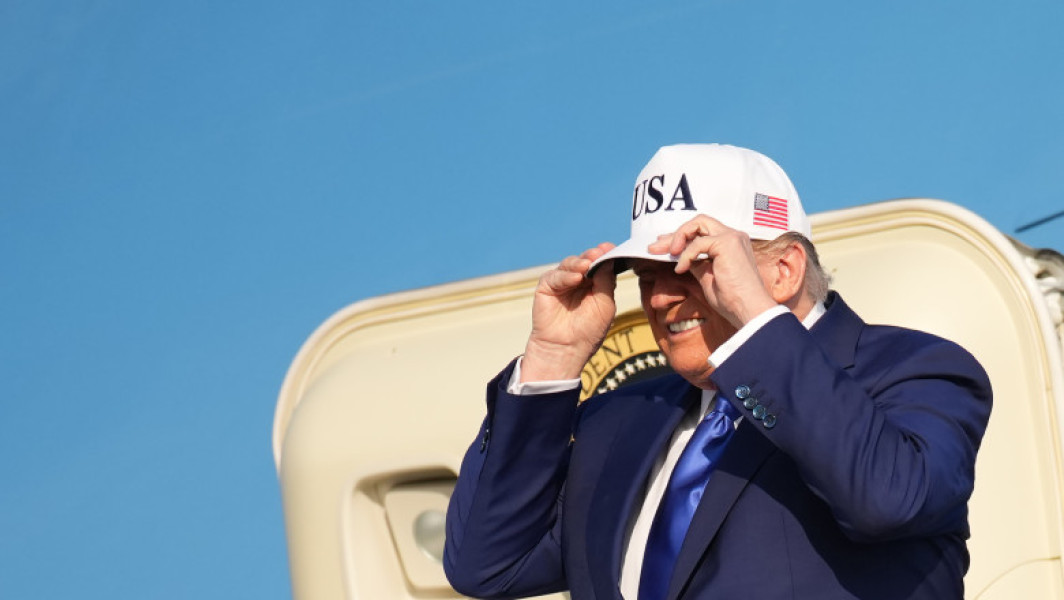 O decizie importantă a fost luată joi de o curte de apel din statul american New York, care a anulat o amendă civila de 464 de milioane de dolari impusă fostului președinte Donald Trump în februarie 2024. Aceasta a fost aplicată pentru fraudă financiară, fiind acuzat de supraevaluarea activelor imobiliare pentru obținerea unor credite mai avantajoase și scutiri de impozite.