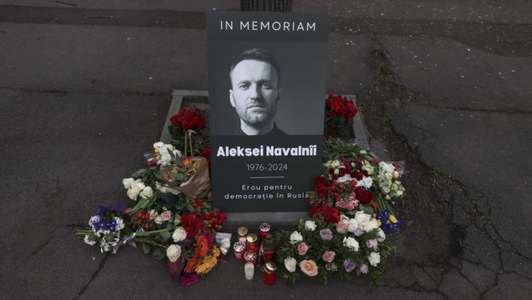 La București, oamenii au comemorat cu lumânări și flori pe Aleksei Navalnîi, în fața ambasadei Rusiei. Europarlamentarul a făcut un apel de a-i aduce un ultim omagiu duminică la ora 12.00.
