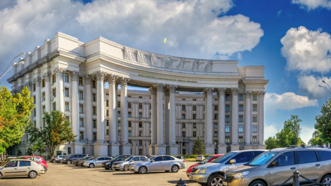 Regimul rus încearcă din nou să divizeze Europa, asemănător cu ceea ce s-a întâmplat acum 86 de ani, în timpul semnării Pactului Molotov-Ribbentrop, au avertizat oficialii ucraineni. Potrivit unui comunicat al Ministerului Afacerilor Externe al Ucrainei, Occidentul trebuie să învețe din istorie pentru a nu repeta greșelile din trecut.