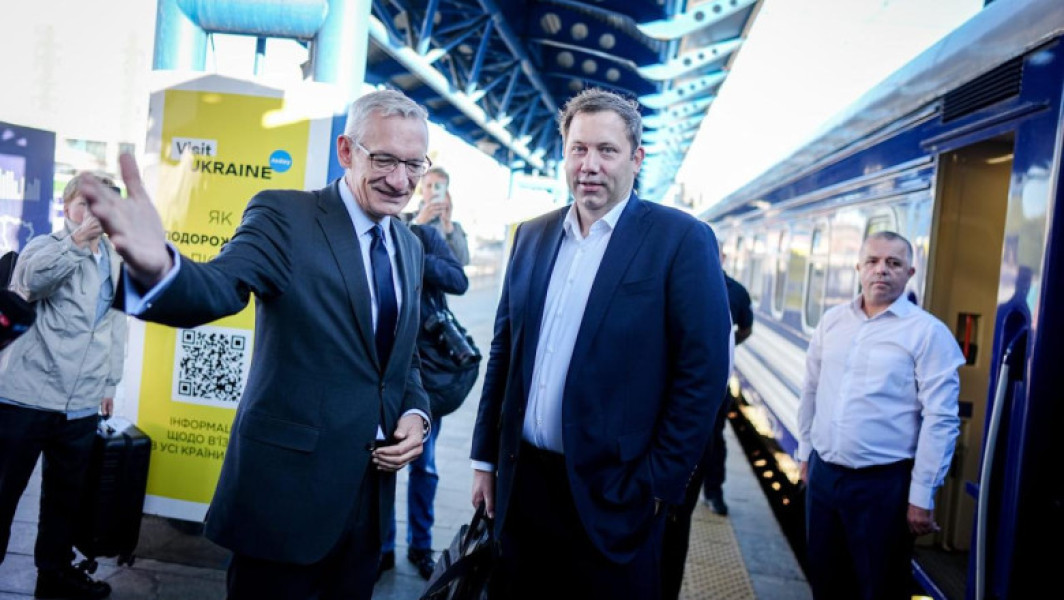 Prim-ministrul norvegian Jonas Gahr Støre a ajuns în Ucraina, continuând seria vizitelor oficiale ale liderilor europeni în Kiev, relatează Ukrainska Pravda. Anunțul a fost făcut de ministrul de externe al Ucrainei, Andrii Sibiha, care menționează că l-a întâmpinat pe oficialul norvegian la gară împreună cu șeful cancelariei prezidențiale, Andrii Iermak.