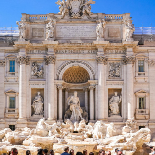 Rețea de români prinsă cu escrocherii în Roma. Păcăleau turiștii cu alba-neagra și în același timp le furau din buzunare