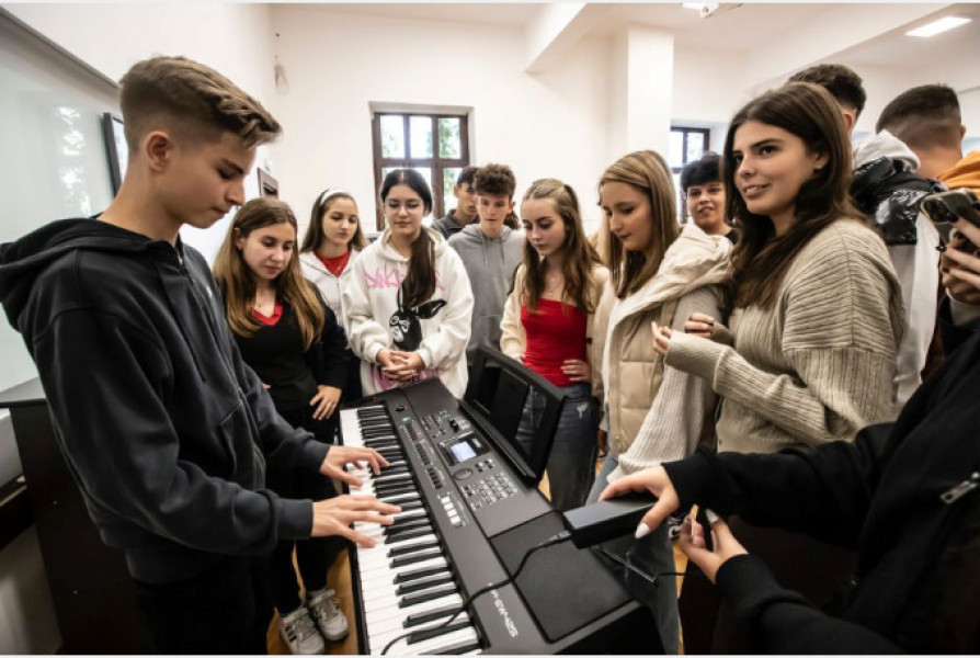 BeatAgora se extinde în cinci orașe, oferind instrumente elevilor