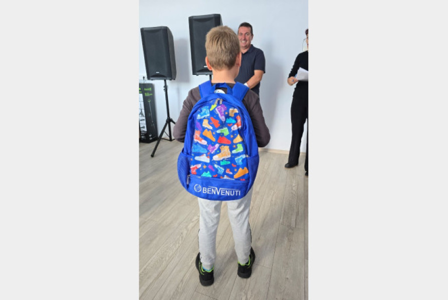 Pro Bambini oferă ghiozdane echipate pentru 110 elevi din Oradea și județul Bihor