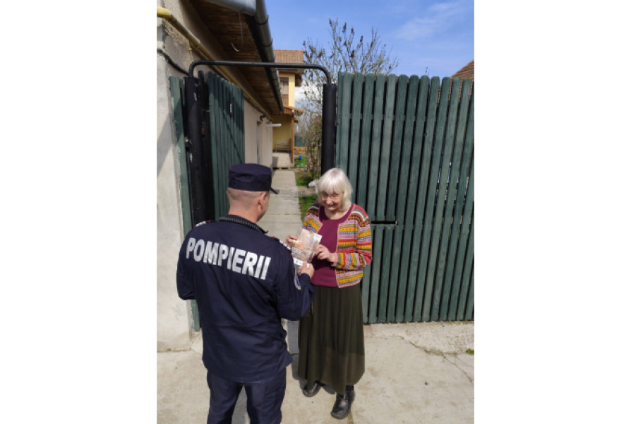 Pompierii sărbătoresc Ziua Persoanelor Vârstnice alături de bunici