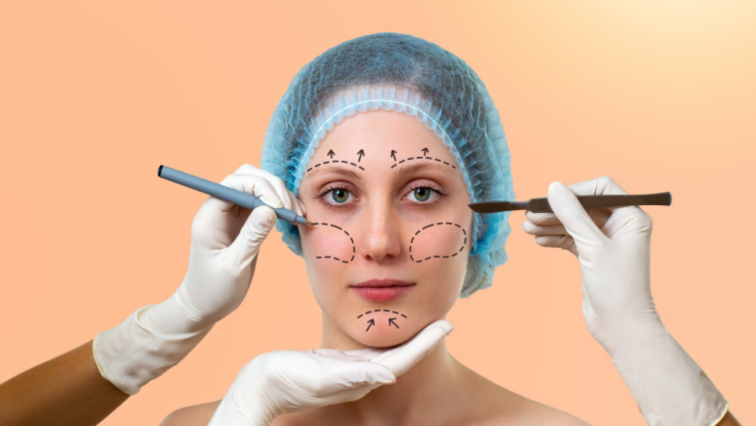 Femeie și partenerul său reținuți pentru practici ilegale de medicină estetică în Timiș și Arad
