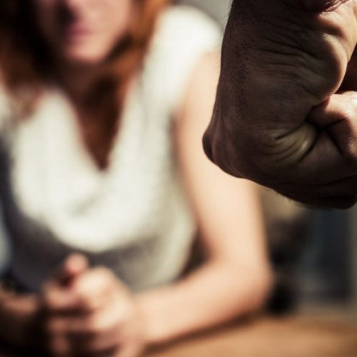 Tânăr din Cluj arestat după ce a agresat-o pe fosta parteneră în public