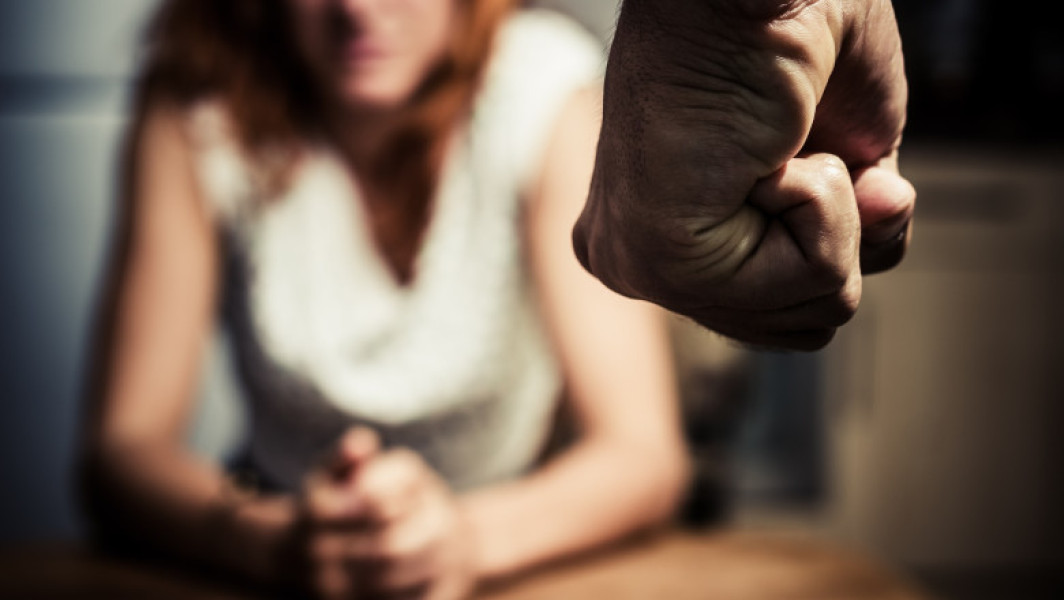 Tânăr din Cluj arestat după ce a agresat-o pe fosta parteneră în public
