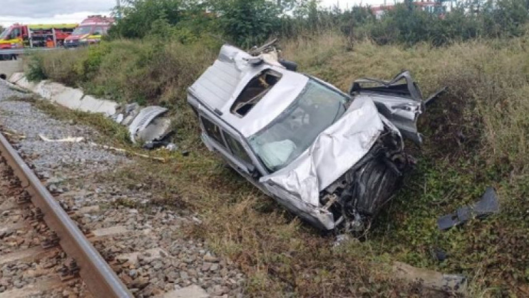 Bărbat rănit după ce trenul a lovit mașina sa la o trecere din Suceava