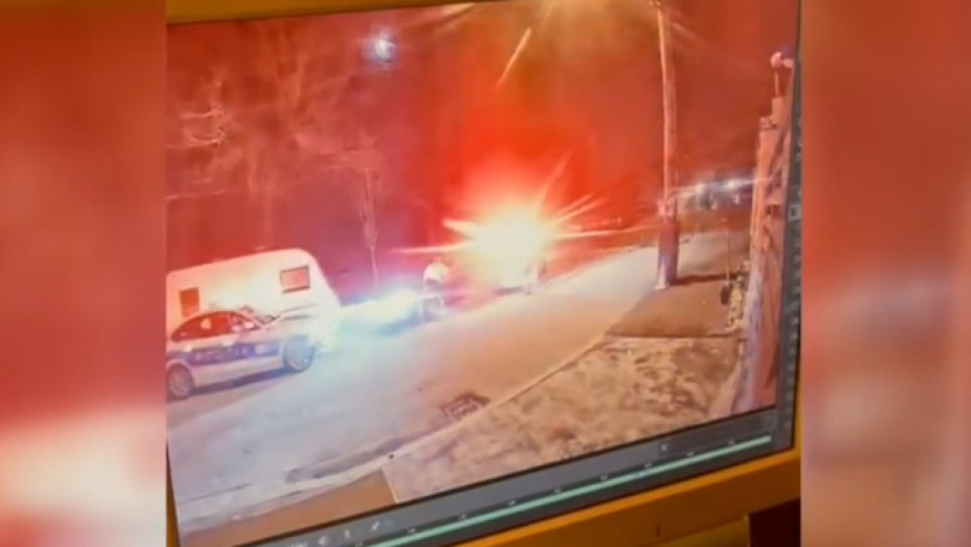 VIDEO Momentul în care un șofer beat și drogat loveste pe un polițist

Un polițist din București, lovit de șoferul drogat care a refuzat să oprească la semnalul lui