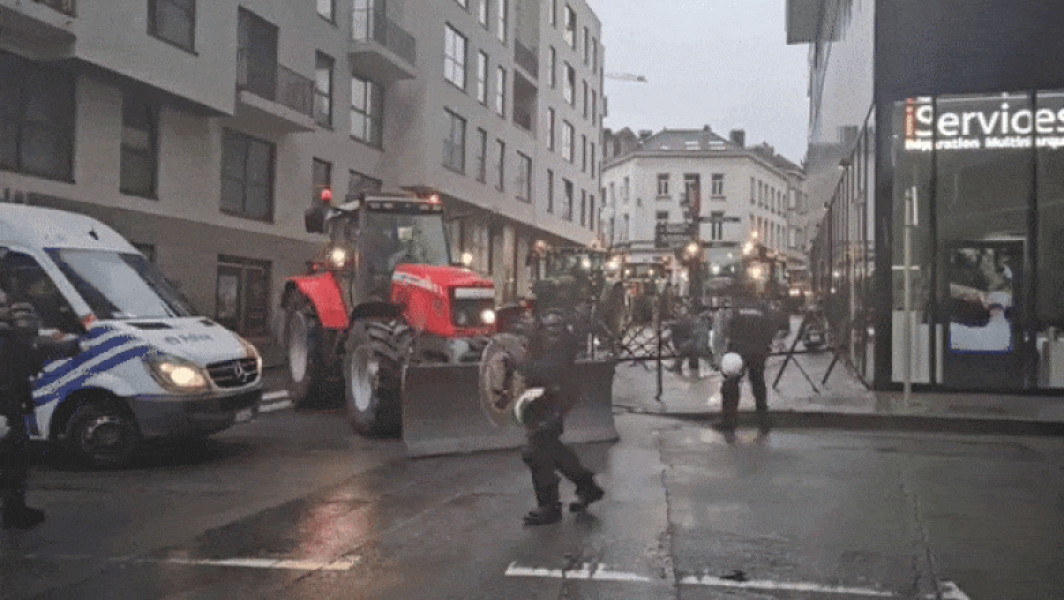Fermierii Sparg Barajul Poliției în Protestul Față de Politicile UE referitoare la Agricultură, la Bruxelles