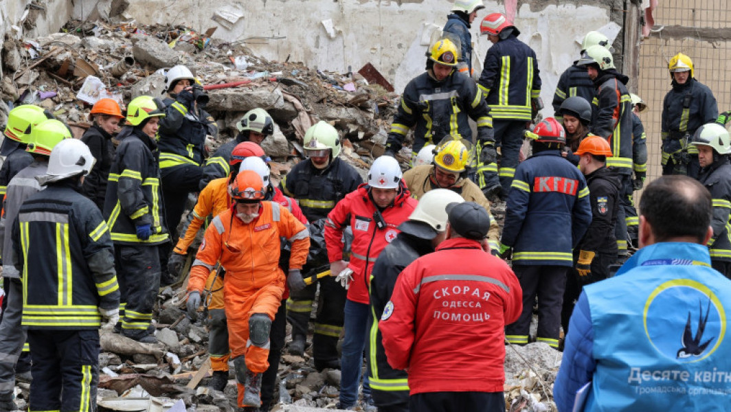 Numărul morților în urma atacului cu o dronă rusă în Odesa a ajuns la 10, printre ei un bebeluș și un copil, și crește în continuare.