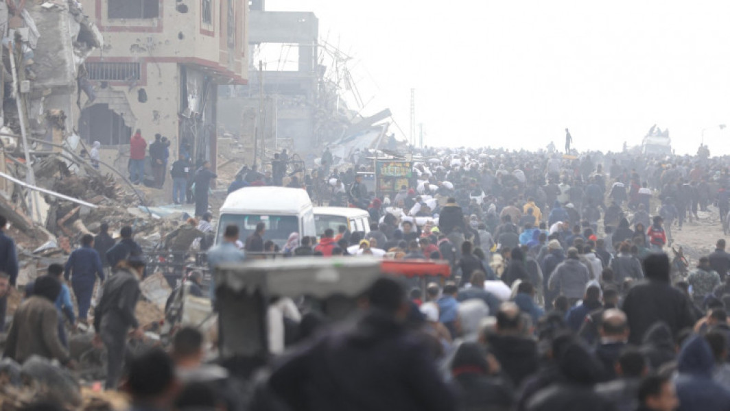 Haosul la sosirea unui camion cu făină în Gaza: sute de oameni călcați în picioare!