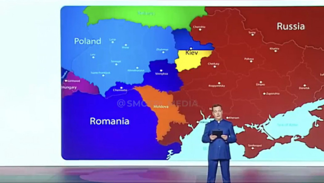 Medvedev în "uniformă Mao" alături de harta controversată cu Rusia