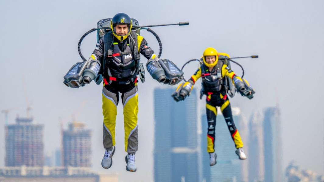 Cursa Jet Suit a avut loc in Dubai, cu opt piloti echipati cu costume Jet Iron Man