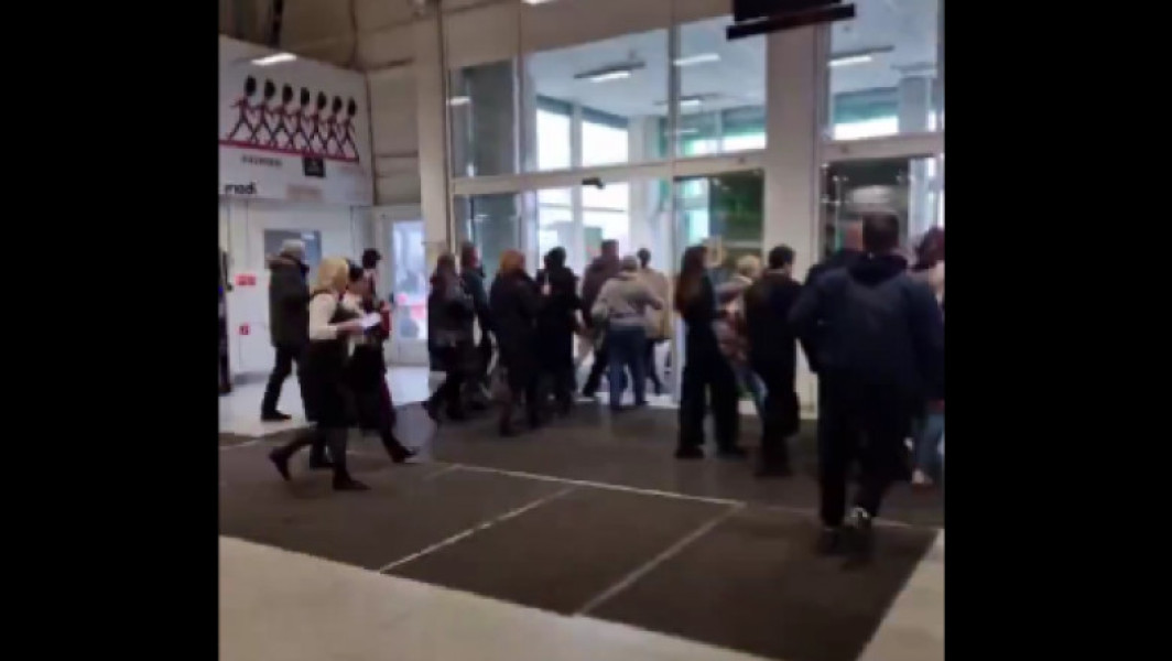 Alertă cu bombă la Moscova și Sankt Petersburg în zi de doliu, aeroport paralizat și mall evacuat. Mii de oameni evacuate din centrul comercial din orașul președintelui.