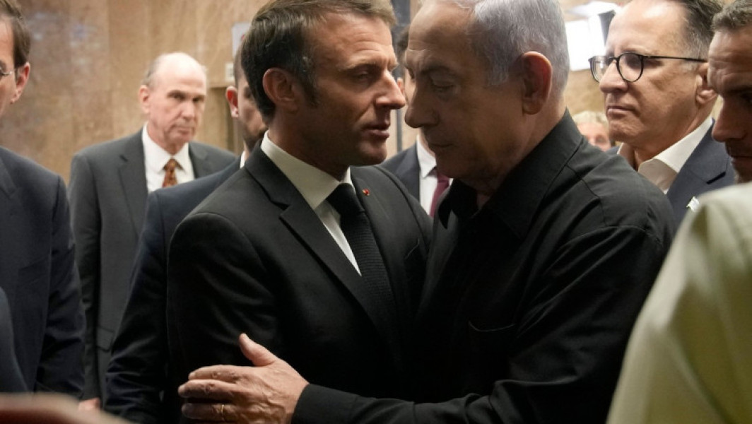 Macron atenționează că "transferul de populație este o crimă de război" și condamnă colonizarea în Cisiordania.