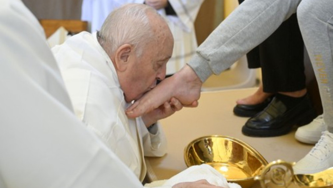 Papa Francisc a spălat picioarele unor femei dintr-o închisoare din Roma în Joia Mare a Paștelui Catolic
